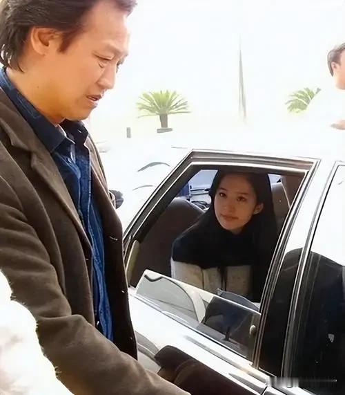 一张旧照片：

神仙姐姐这是啥眼神呀？面对一个发际线感人的男性。

这个相貌普通