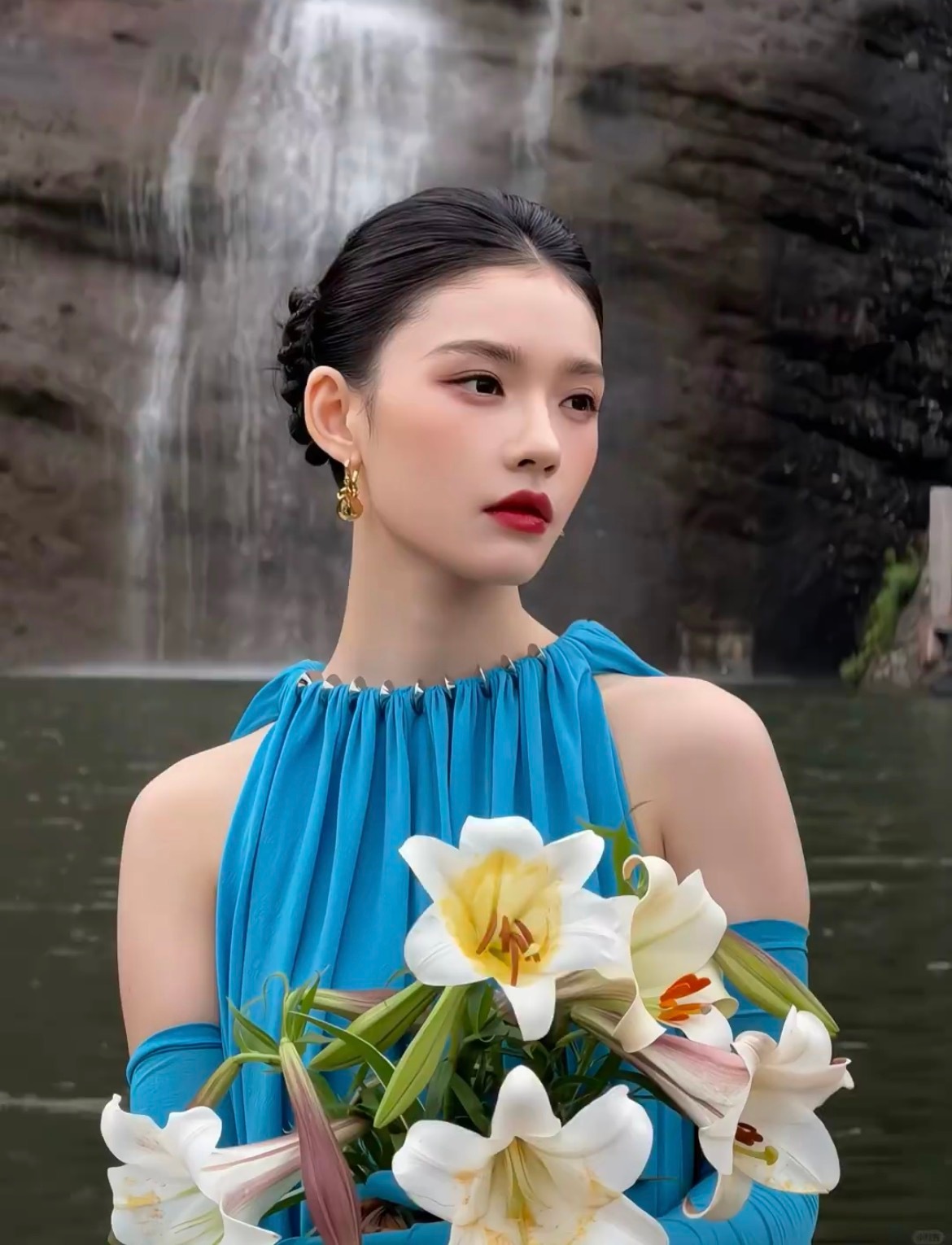 林允水墨画中走出的美人林允撑伞神图有了 跟你们不懂林允顶级骨相的人说不来。。完美