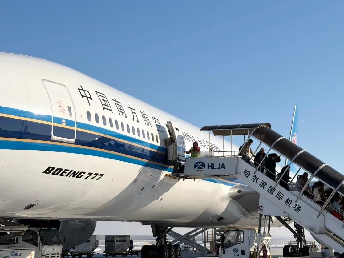 哈尔滨的冰雪季一到，旅客量暴增，最直观便是各种宽体机就都来了。刚才在小红书刷到，