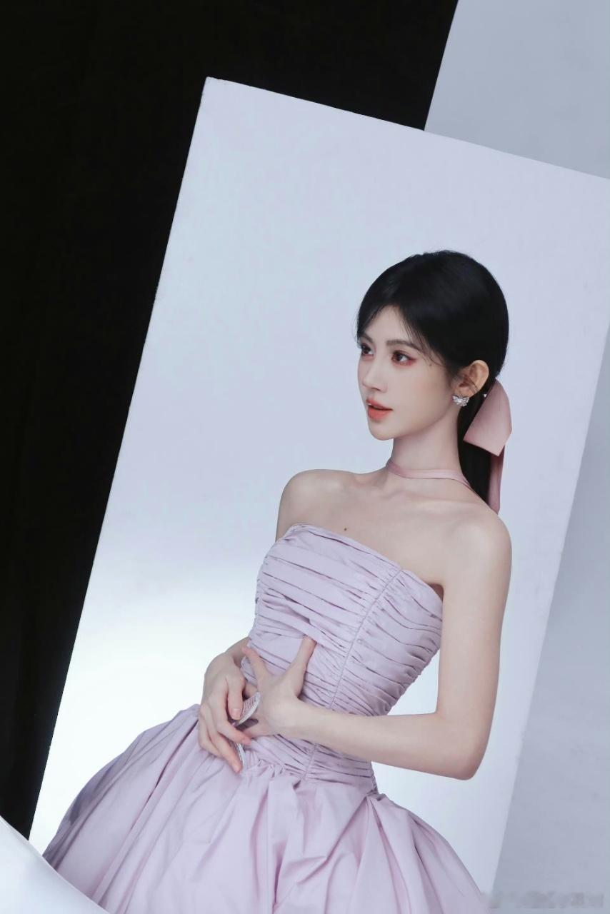 鞠婧祎2025最受年轻人喜爱女明星 鞠婧祎的付出得到了回报，年轻人的偶像，她的每