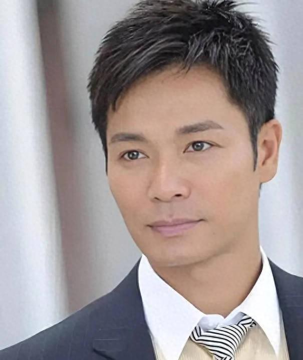 他承认了，婚姻不是演戏，演久了，人就累了。
想控制对方，其实是怕自己不够好。
十