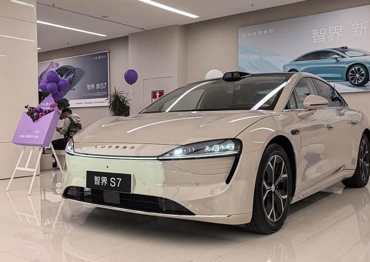 这款智界S7的外观造型其实是非常运动化的，前脸相对来说干净一点，比较简约，给认一