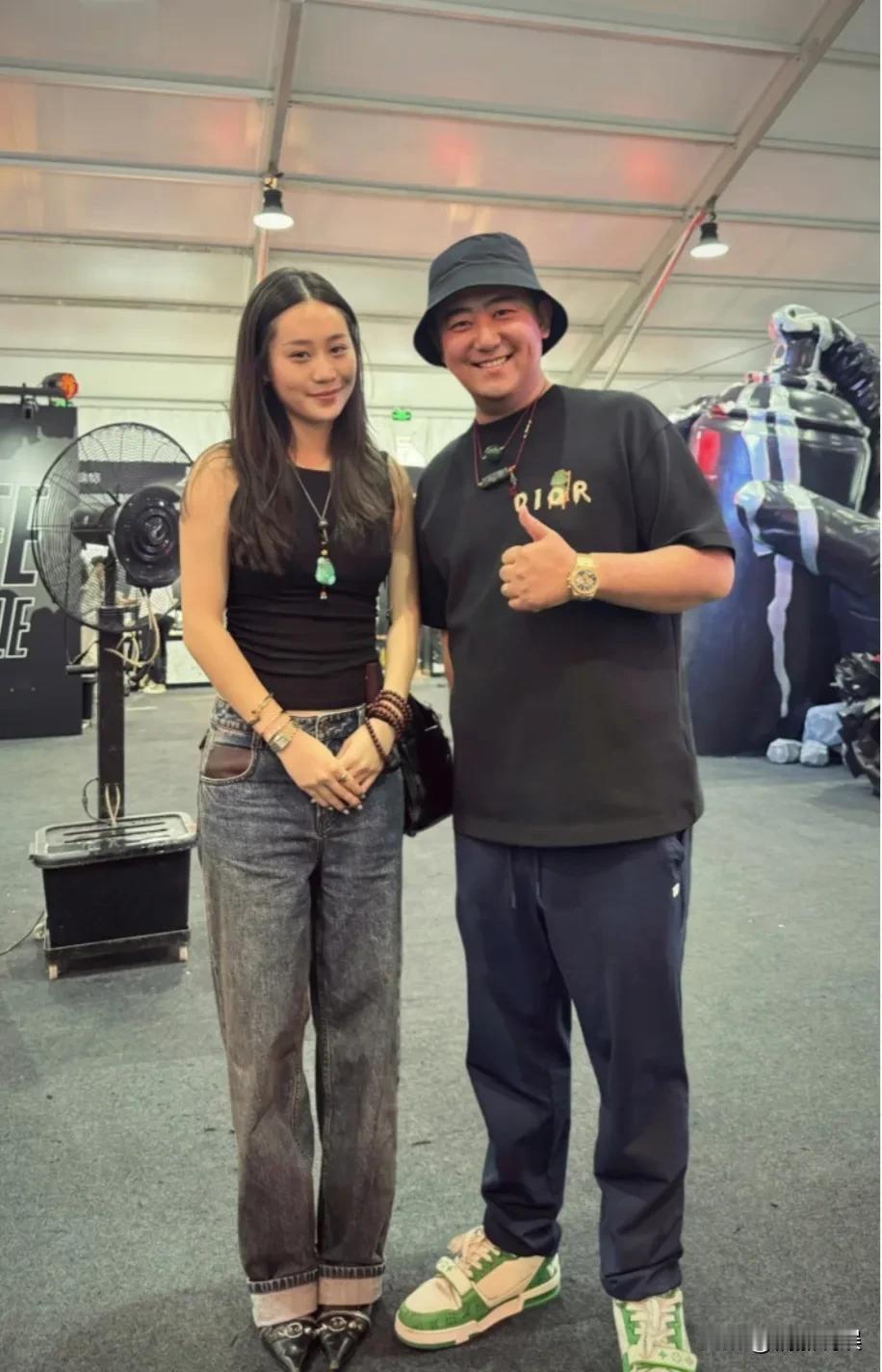 李连杰的小女儿JaDa假期期间现身北京，还真是女大十八变啊，真的越来越漂亮了，利