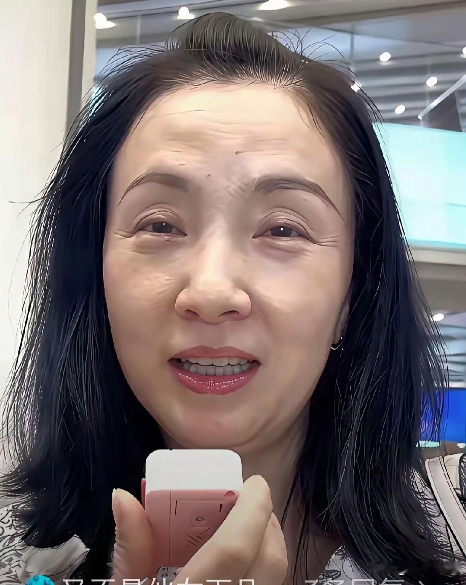 岁月一点点抽走“小龙女”的仙气，时光慢慢蚀去那曾经超凡脱俗的气质。
一声长叹，岁