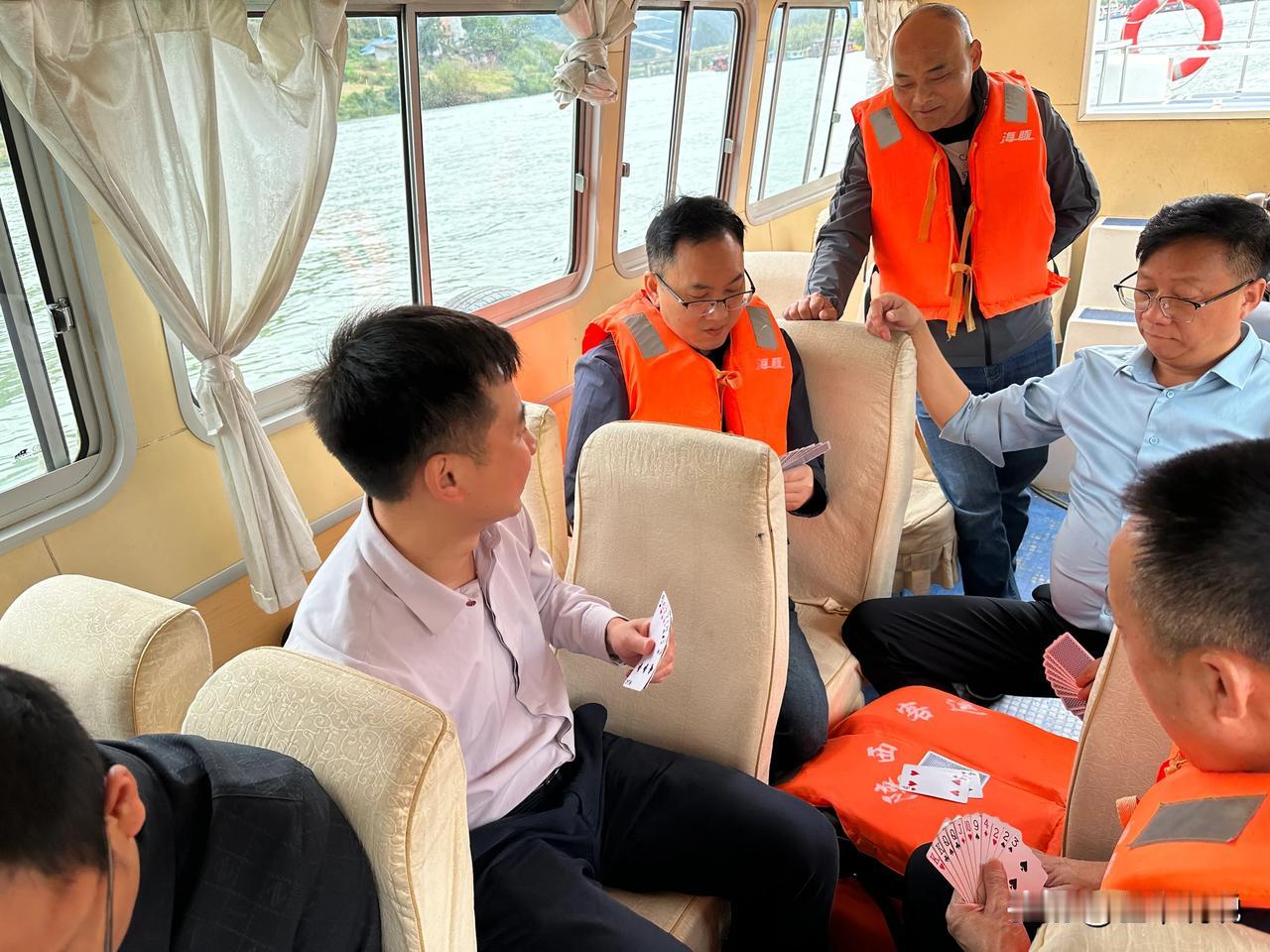 🎈在旅游船上，大家都沉醉于沿途的美景，而这几个牌鬼在船舱里，沉迷于打牌[我想静