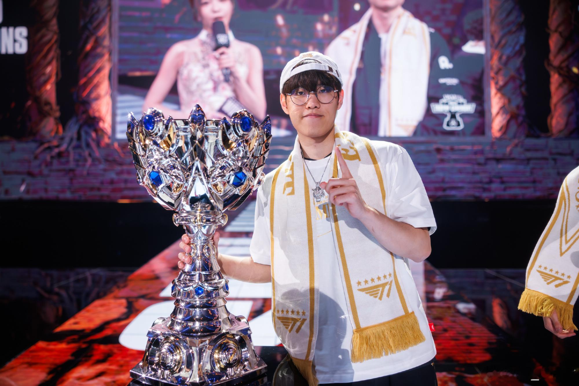 Oner发布照片[兔子][给你小心心]🐯t1战胜ktt1夺冠s15总决赛 ​​