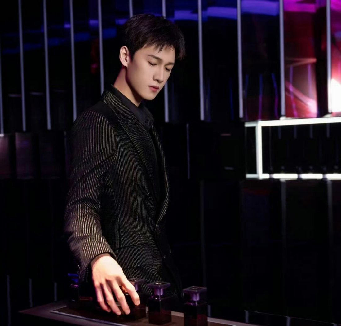 李昀锐你也太帅了吧，矜贵公子，清冷与优雅并存[打call][打call] ​​​