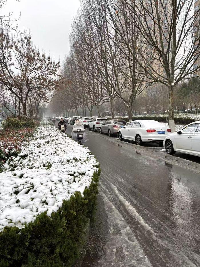 济南西客站片区交通未受雨雪明显影响，外卖快递配送如常！3月1日夜间，一场春雪翩然