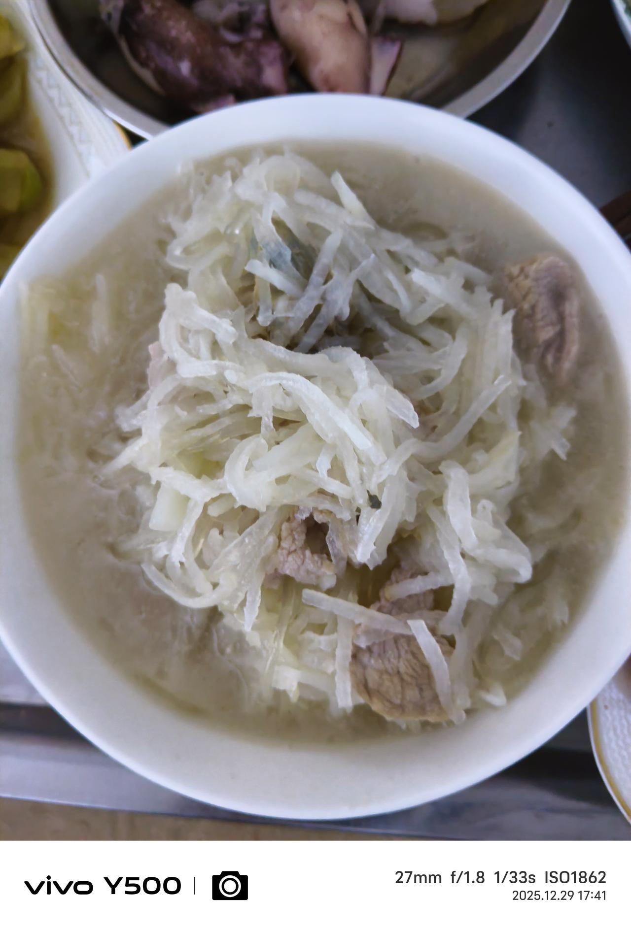 北方干冷的冬季，喝点白萝卜丝排骨汤又能滋润又能进补还能解馋，一举多得的事，这是民