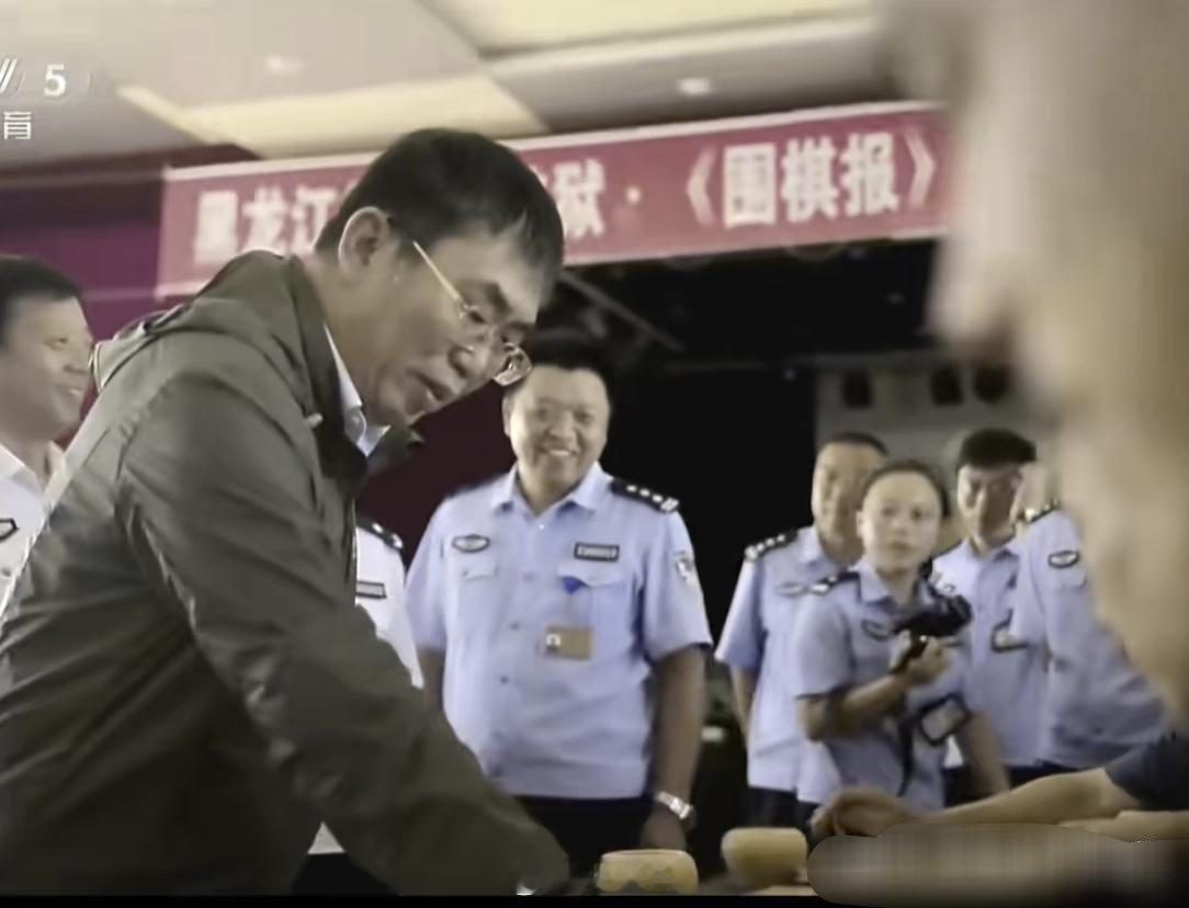 聂老曾去监狱里跟服刑囚犯下指导棋。采访的环节能明显看出来犯人发自内心的感动：在外