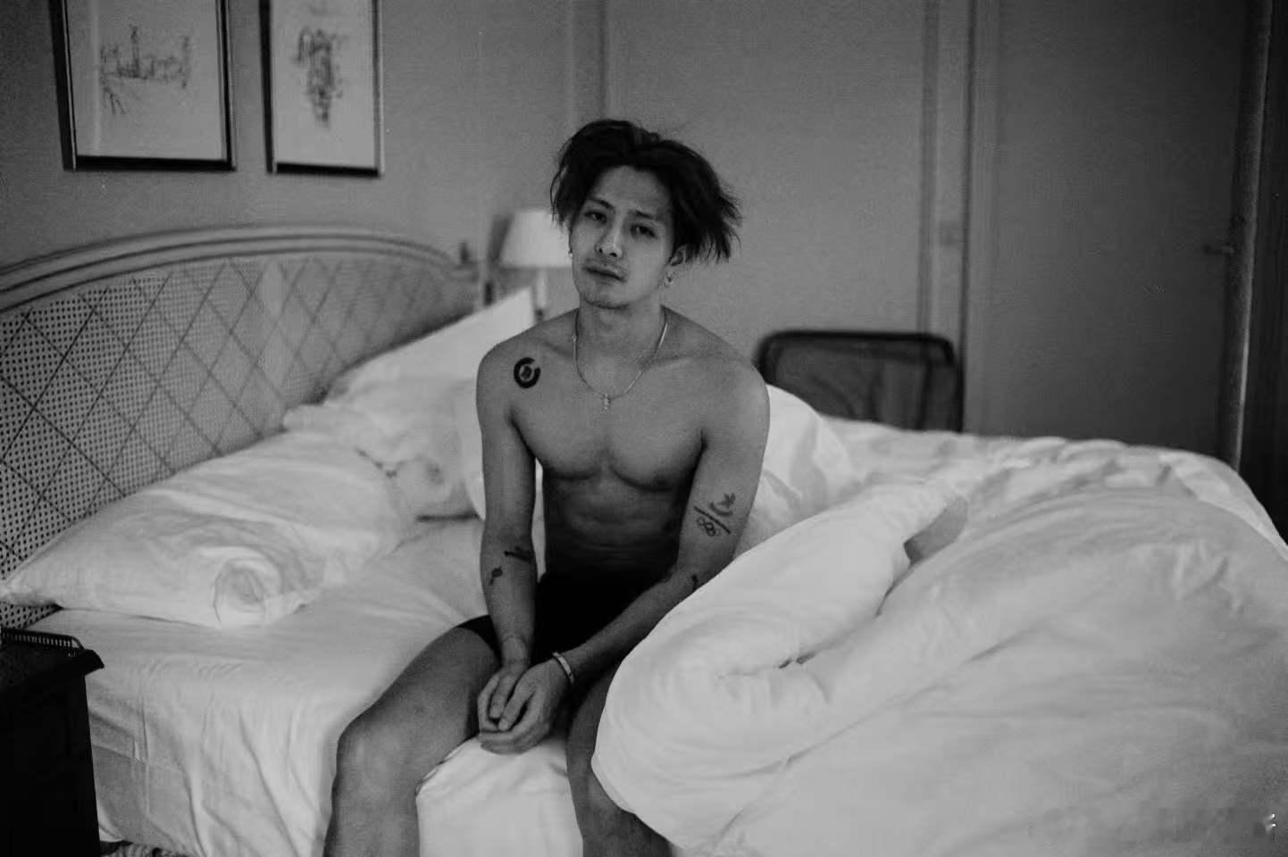 王嘉尔真是什么事情都报备  王嘉尔专属的性张力  看王嘉尔的出发照，真的是视觉冲