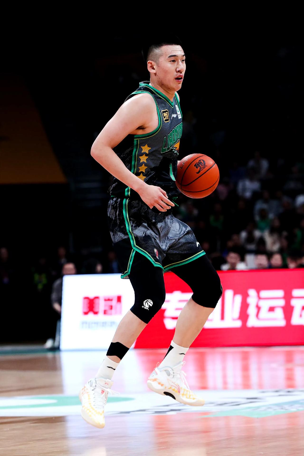 付豪太厉害了简直是天神下凡！付豪在对阵深圳男篮的比赛中砍下18分15个篮板，成为