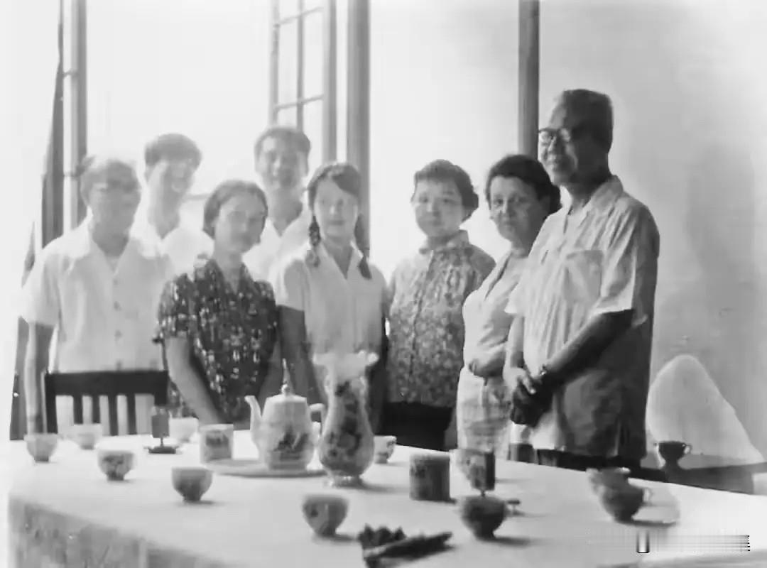 上世纪六十年代初，李立三同志（右一）与夫人李莎（右二）参观一大会址时和工作人员在