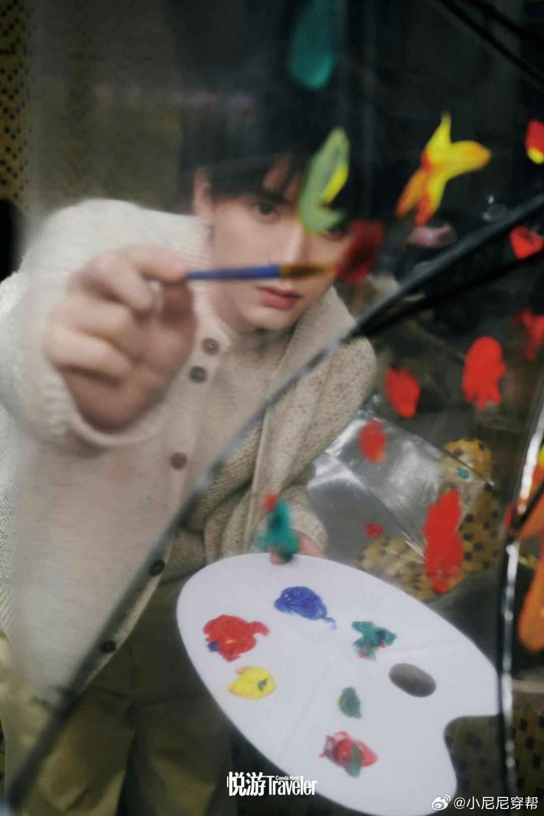 周翊然回家乡拍杂志封面周翊然成名后首回重庆拍封面周翊然踏上归途，一组重庆烟火+少