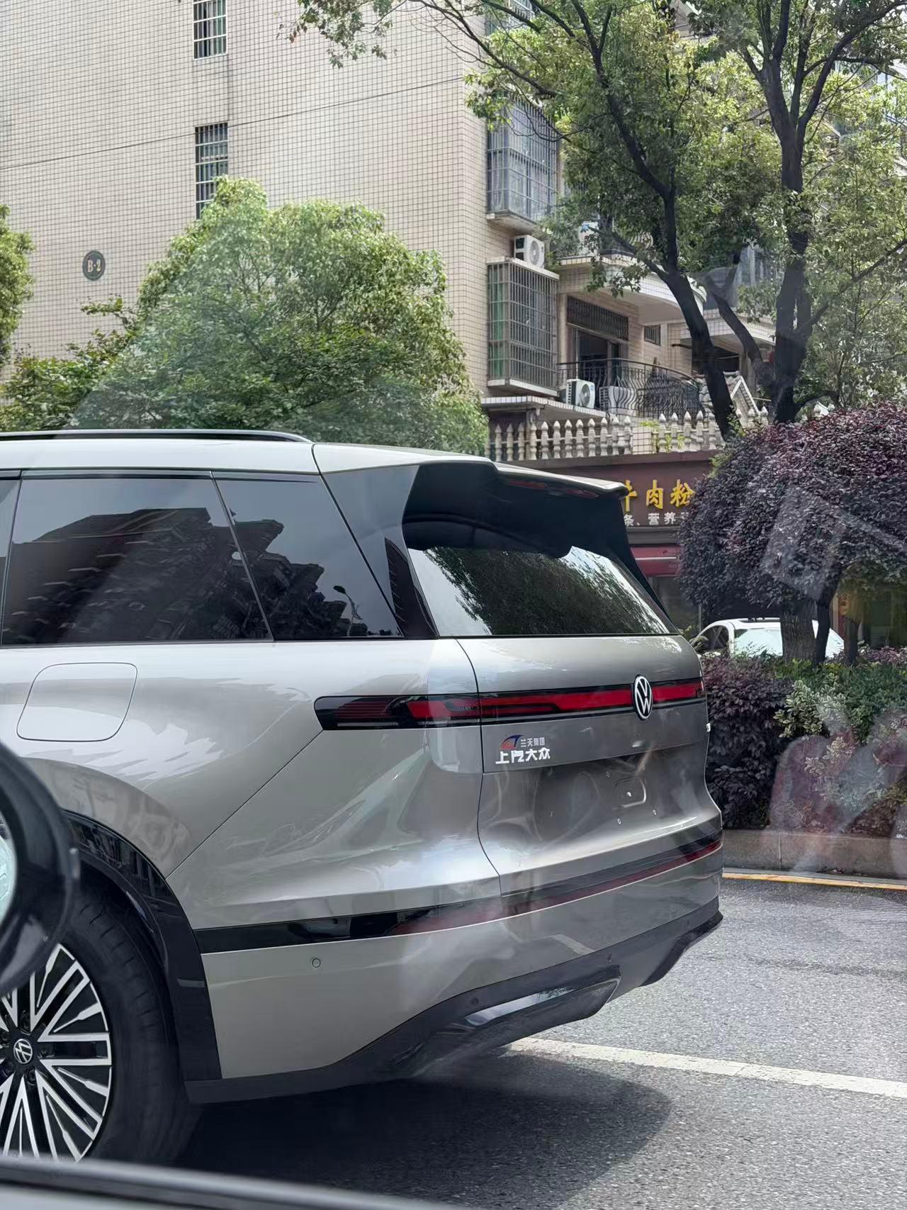 大众9X交付了，平常都是在电梯里看到，今天终于见到上路绑红丝带的新车，实车外观还