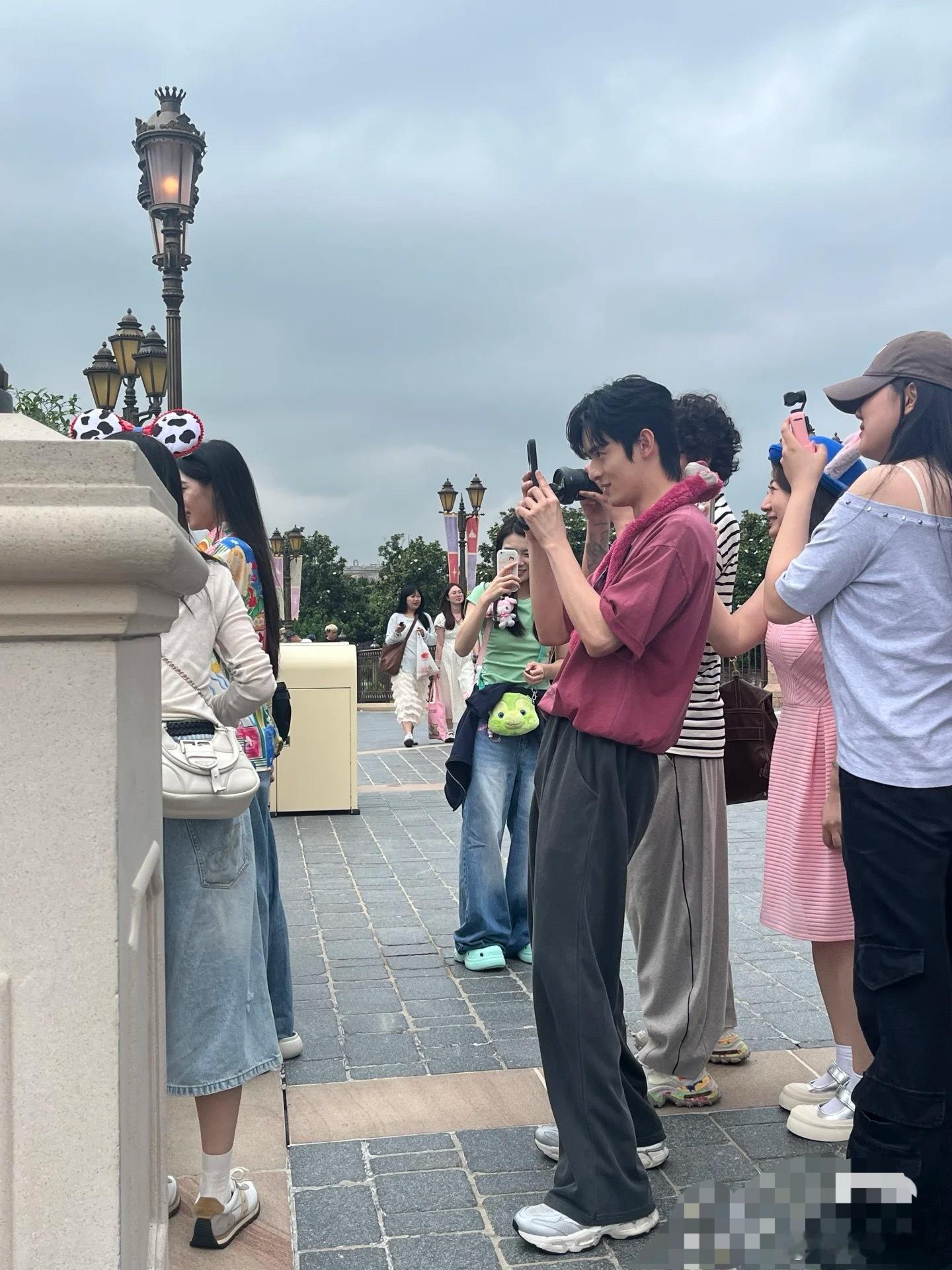 迪士尼偶遇郭晓婷周历杰青川入梦剧组团建被偶遇！郭晓婷周历杰迪士尼同框，女师男徒一