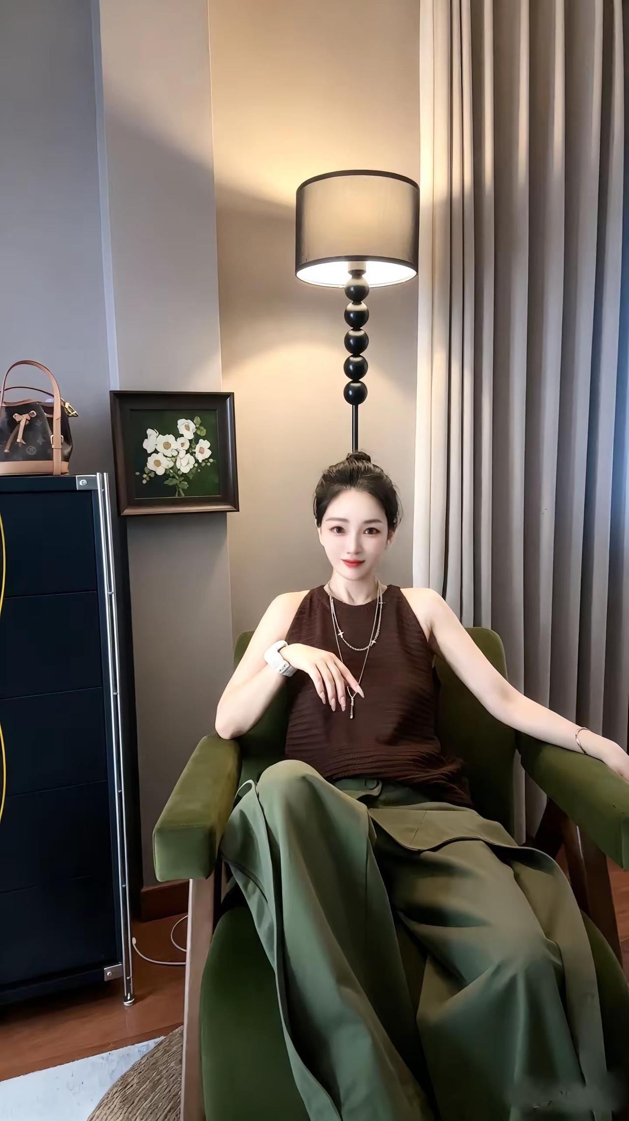 “姐也好，姨也罢，老阿姨也行，终究是到了气血不足的年纪；我嘛！开心时是小喇叭，不