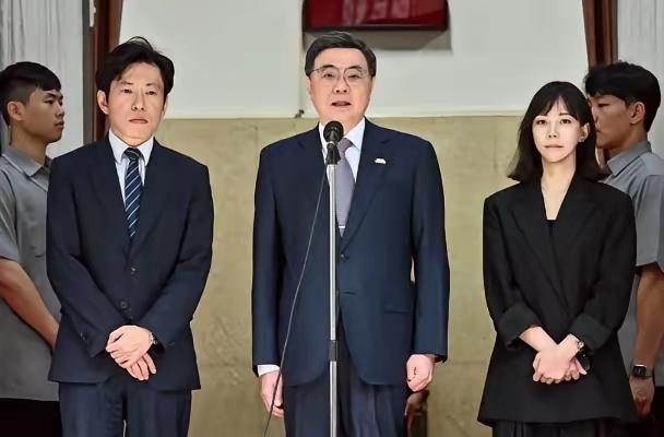 就在刚刚，
台“行政院长”卓荣泰发表声明，
5月26日，针对黄仁勋公开喊话“台湾