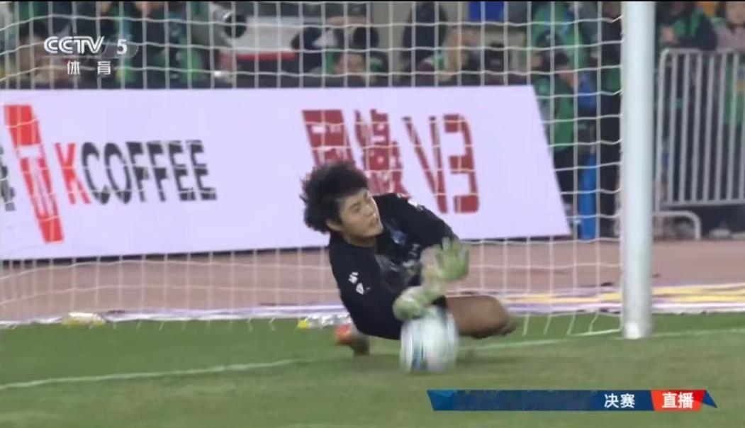 原来球迷说戴曜城稳的时候，
他就站在点球点前，
终于知道为什么这次他能扑出关键球