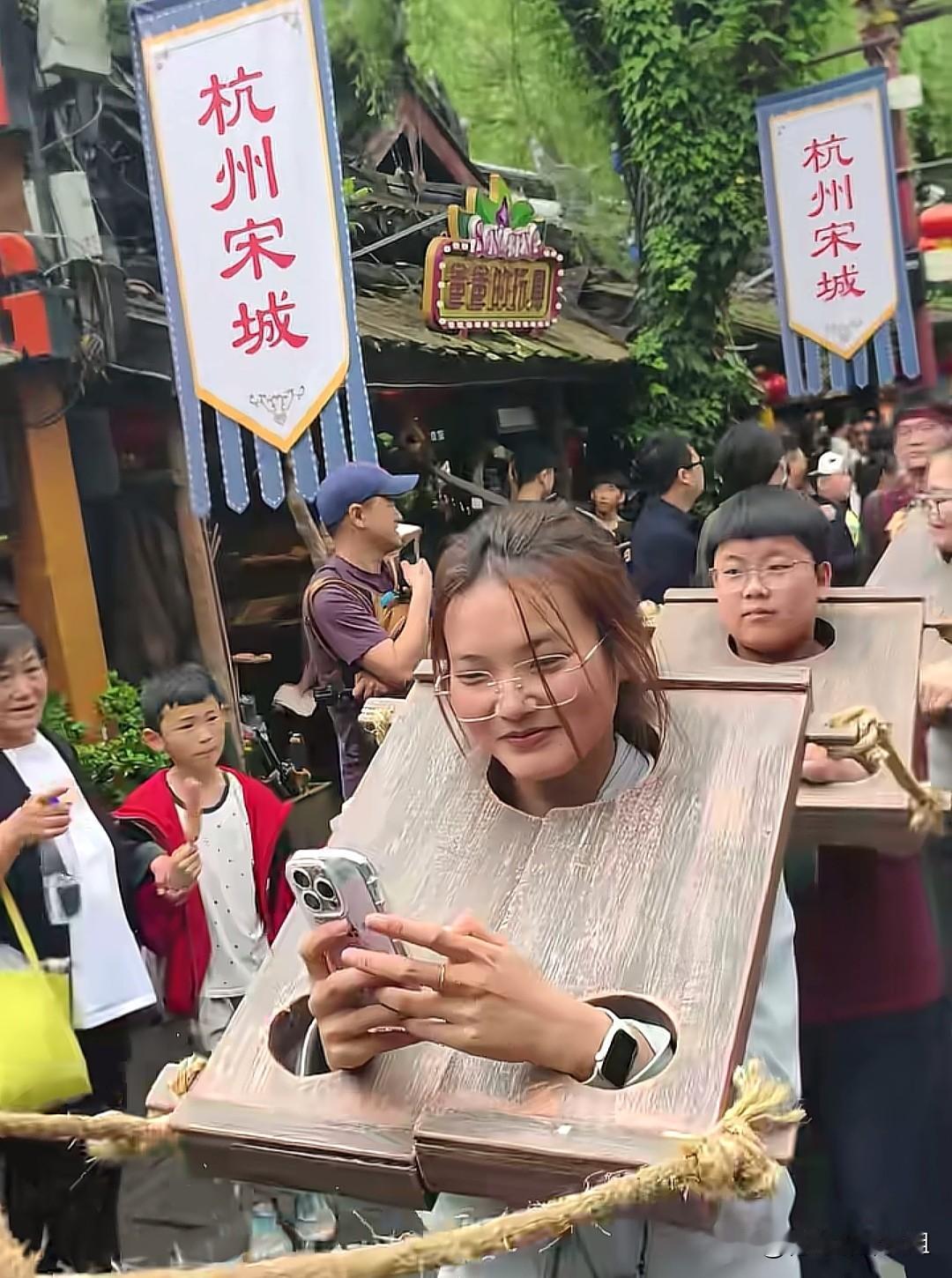 枷锁囚车变网红打卡点！杭州宋城新玩法，一边刷屏一边被吐槽。
五一杭州宋城彻底出圈