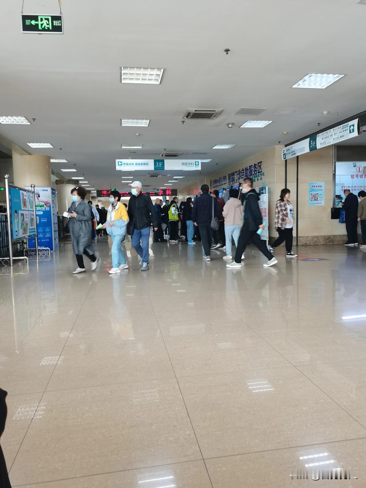 小住了两天医院，才知道，在百业萧条的同时，医院这边却异常拥挤，尤其是大医院。经常