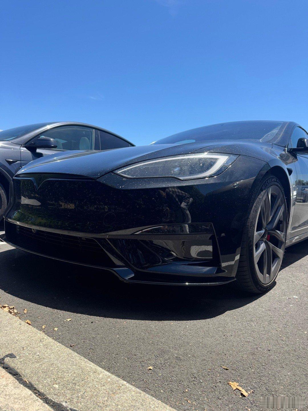 疑似特斯拉Model S Plaid改款前保险杠摄像头带分离器的新型前保险杠带有