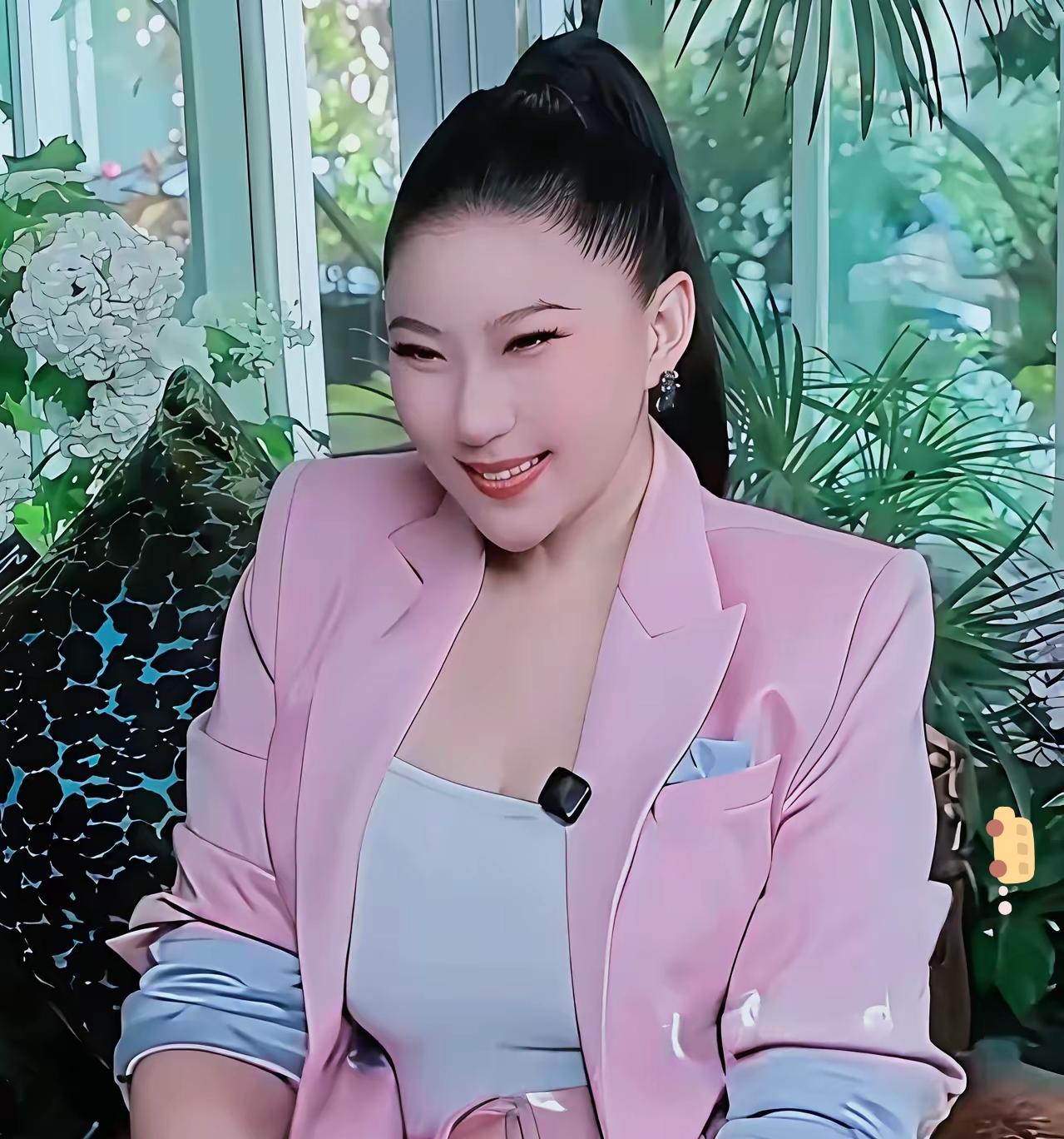谢贤前女友直播间说：姐已经 40➕的人了，打扮风格老气是正常的，但走在街上不比 
