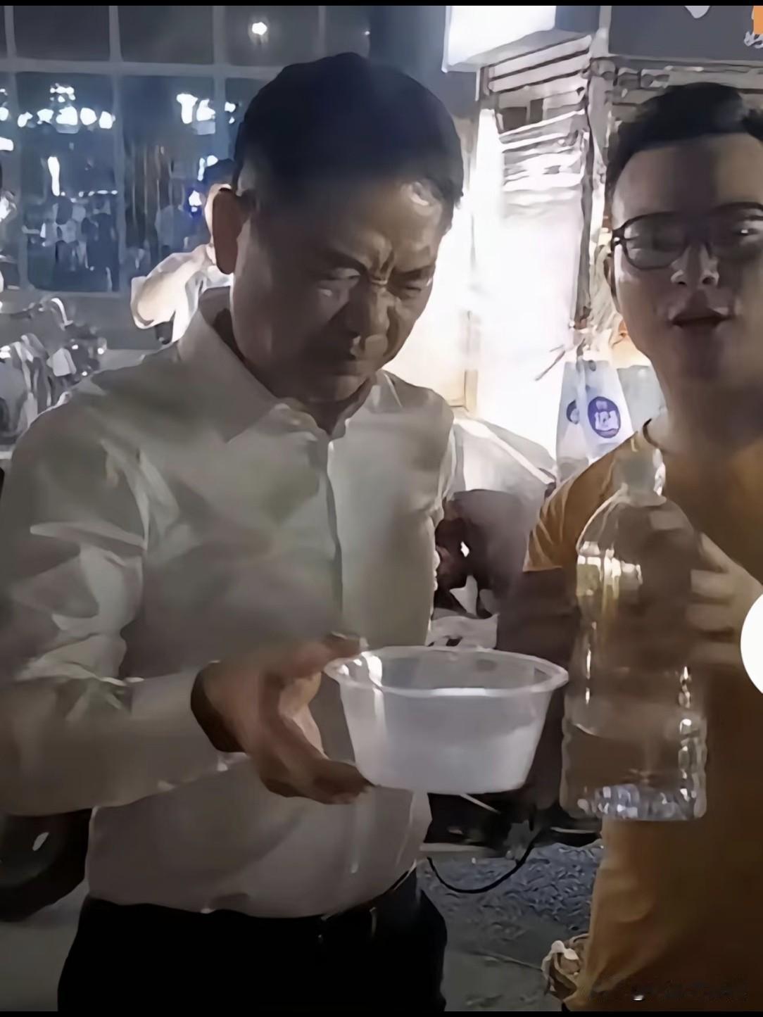 这老小子给东哥灌了不少散白！散白至少得五十五度，辣嗓子，身价千亿的东哥，没驳了那