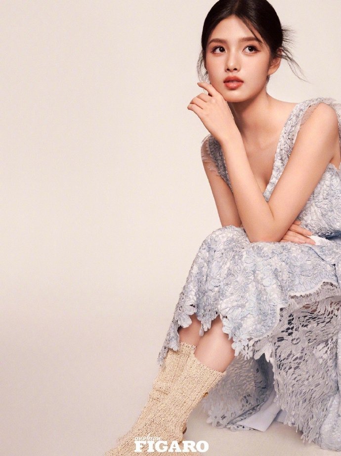 #艾米费加罗MODE十二月刊封面#05后小花都开始冒头了，《长津湖》里的红围巾小