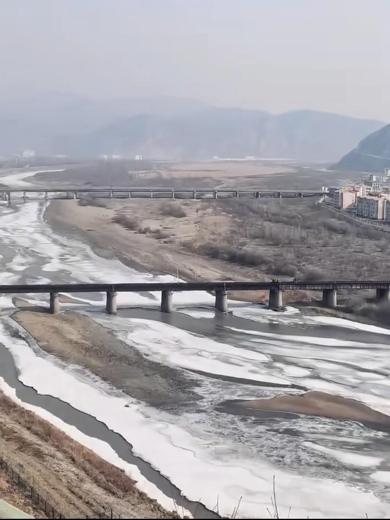 图们市和朝鲜南阳的跨国铁路大桥，放大了看，国境线处桥梁是两个颜色！