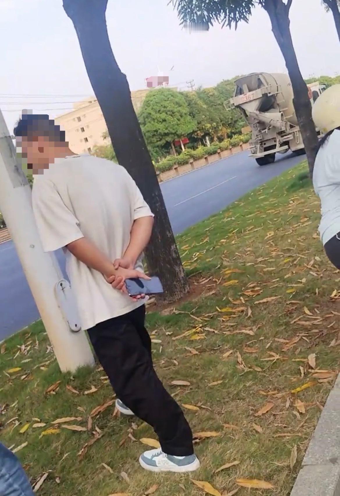 4月24日，玉林183路段新能源汽车车顶被撞报废，在旁边不远处有一辆水泥搅拌车！