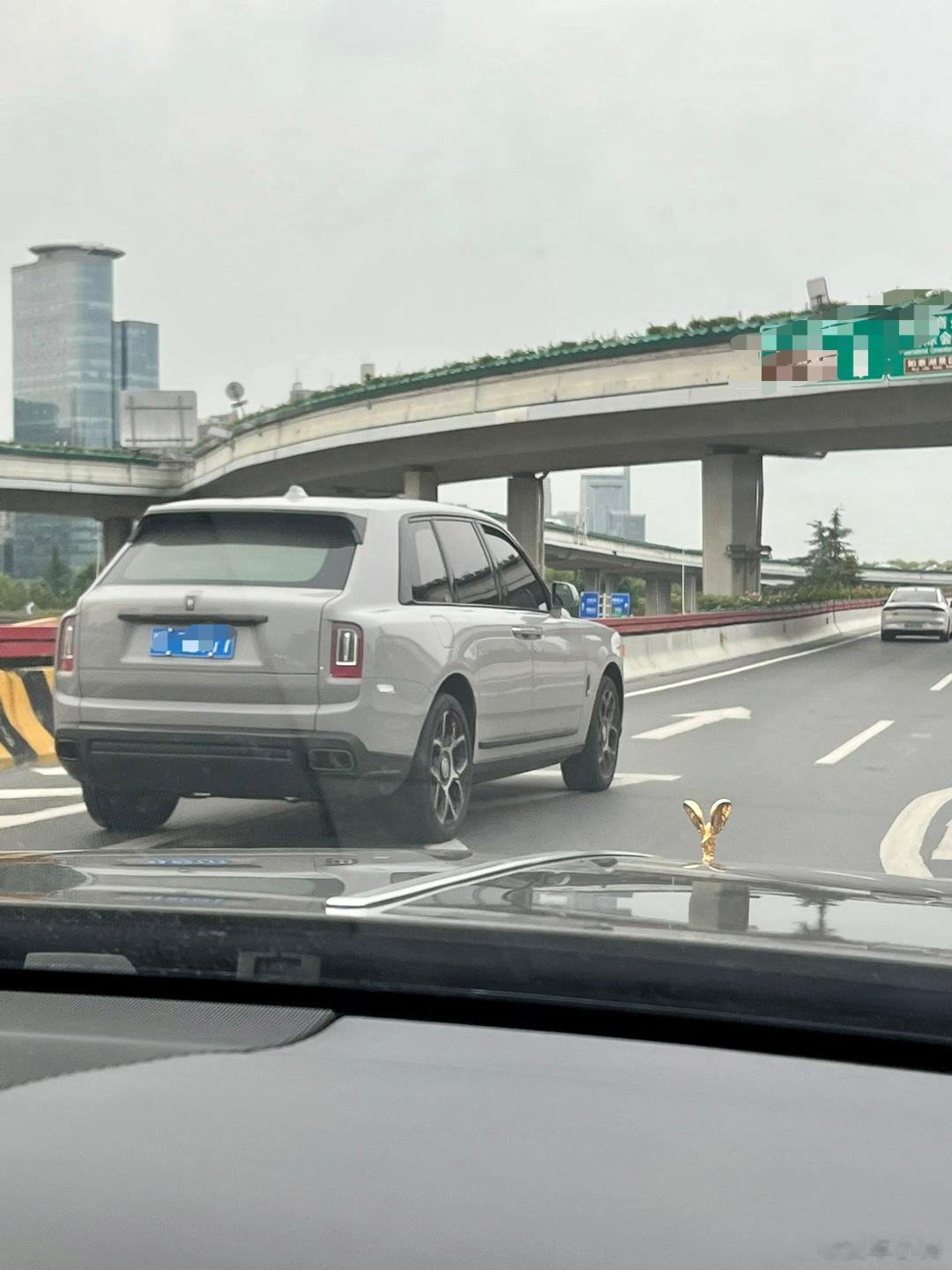 这就是劳斯莱斯库里南吗？不知道做什么工作才能买得起它… ​​​