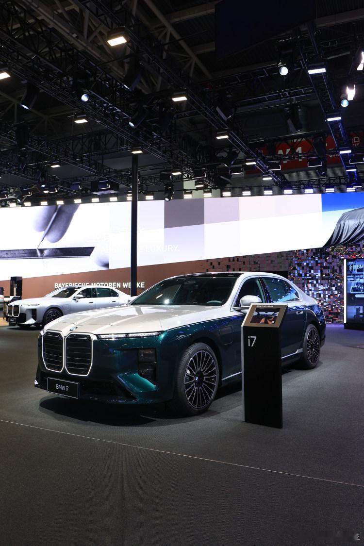 宝马展台人气王竟是TA这次宝马iX3长轴版可以说赚足了眼球我说他的人气一点都不输