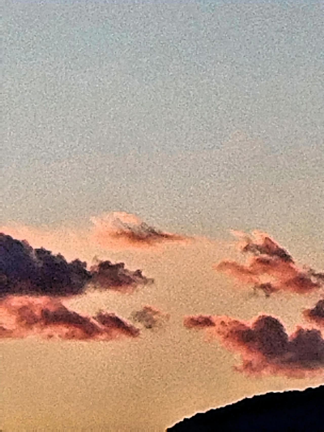 晒图笔记大赛 夕阳西下，云彩染上温暖的橙红色，美不胜收！🌇🌤️我赶紧拿出手机