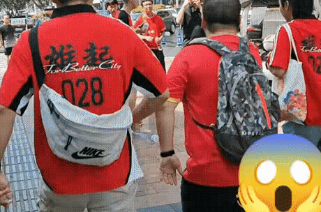 弱弱问一句！昨天成都和重庆球迷在场外的斗殴，分出胜负没？到底谁赢了？[泪奔]

