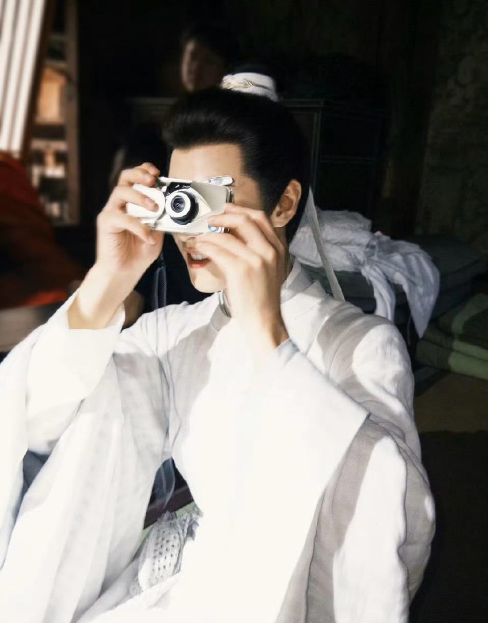 李昀锐和孟子义这对CP，正在用教科书级的互动碾压所有同期选手。
当别的剧组还在炒