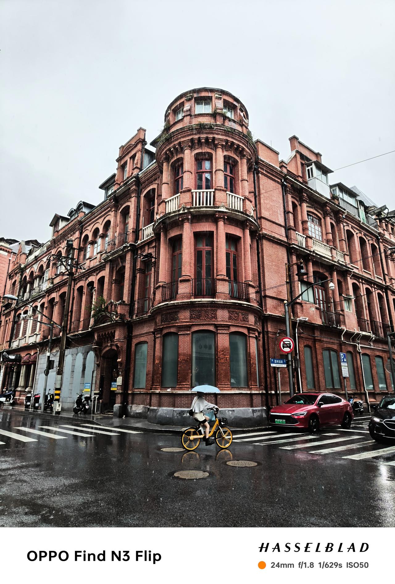 下雨天更适合「扫街」？看了下网友拍的雨天上海，确实别有一番意境，很出片。阴天、下