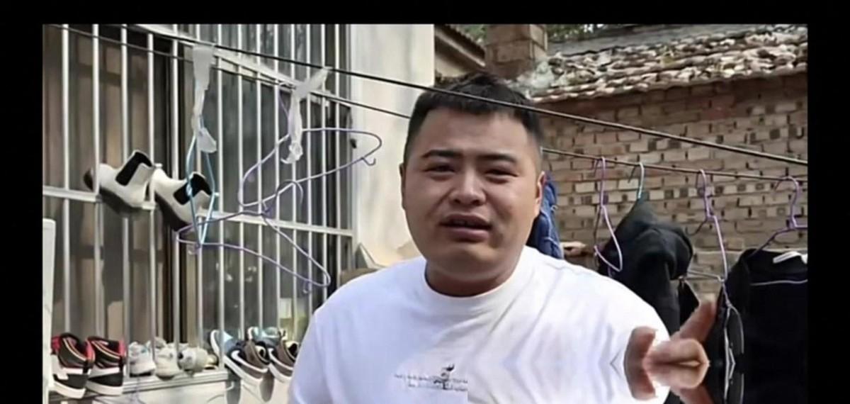 见过网红出名后疯狂买豪车炫富的，真没见过坐拥几百万粉丝的大V，天天套着“一眼假”