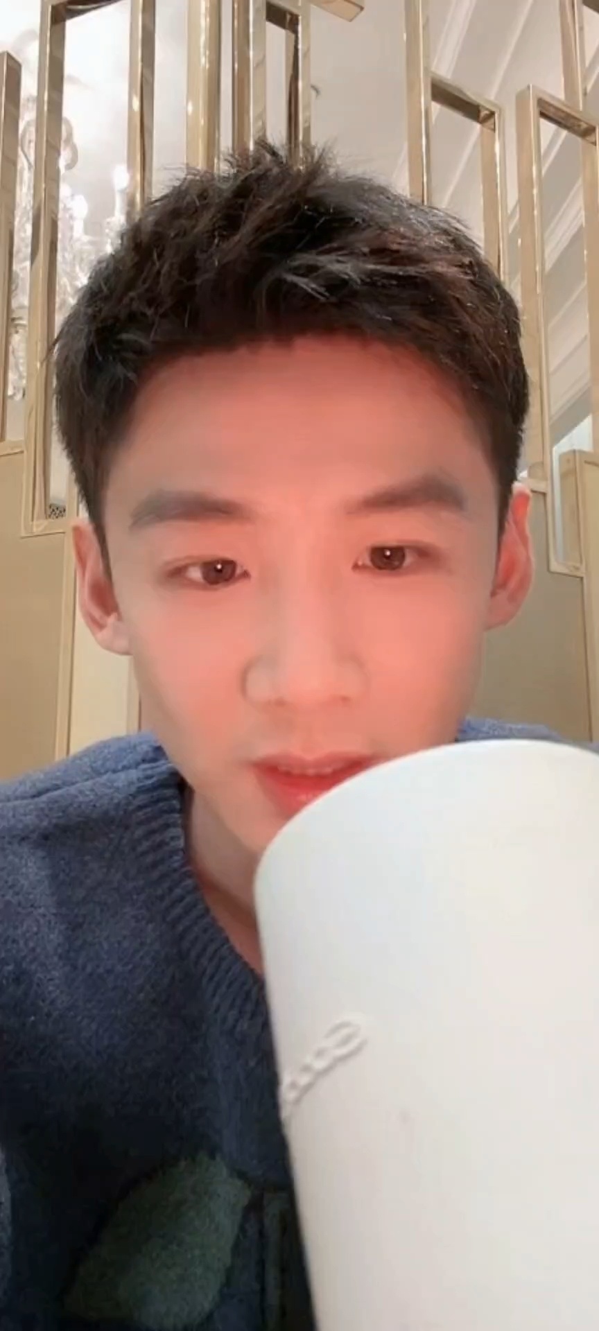 这里不会是被蜡油烫到了吧🥹 