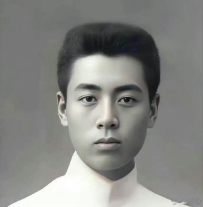 19岁的周总理英武帅气，风骨与颜值并存，这才是我们该追的星！余丰慧
