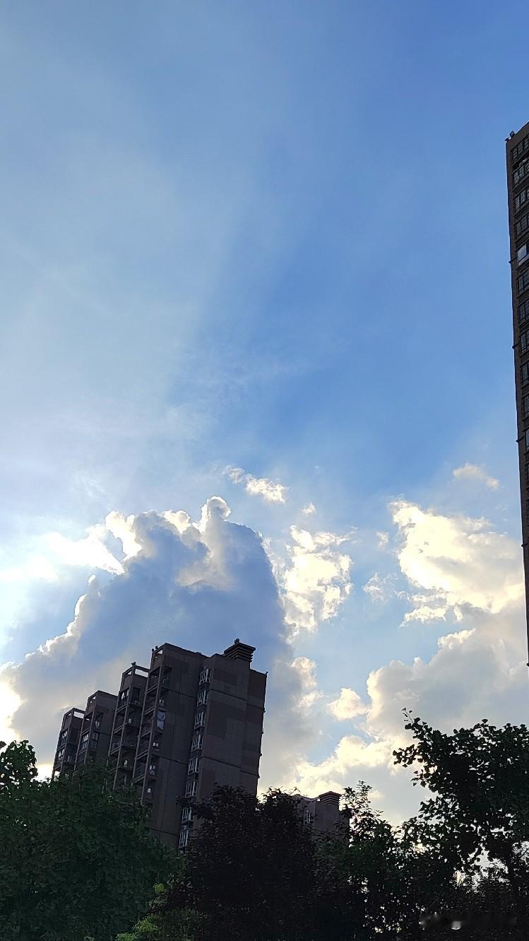 《暮色云烟》
层云叠叠锁残阳，
万道清光透远苍。
静待晚风消暑气，
一川暮色染天