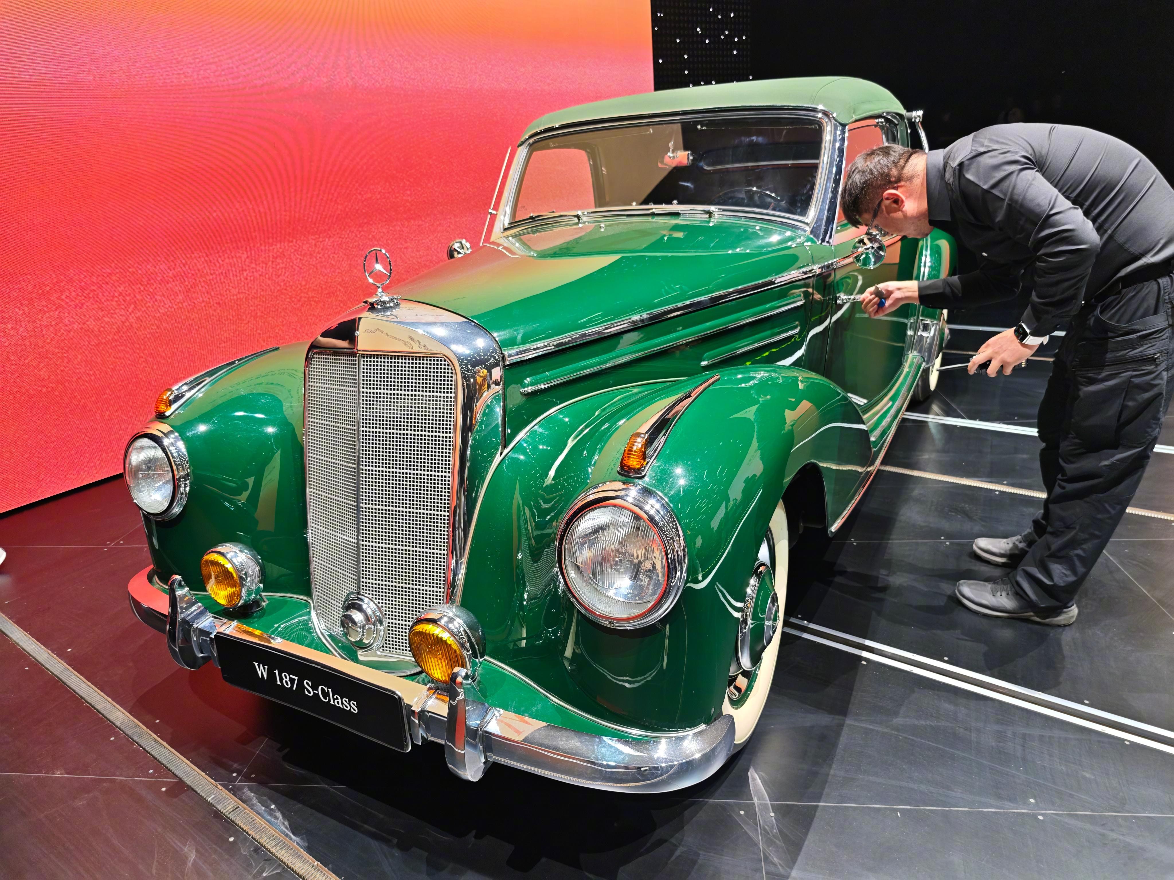 今天奔驰品牌日活动，把品牌很多经典的车都拉到了现场。今天发布了↓↓↓【奔驰全新纯