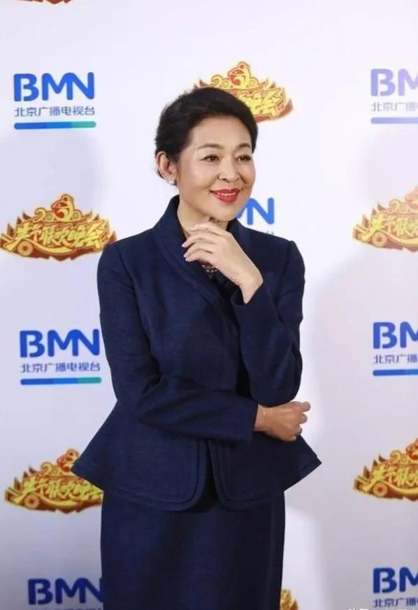 真是太奇怪了吧！到底是什么原因呢？

她们俩个年轻的时候，明明长的一点也不像，但