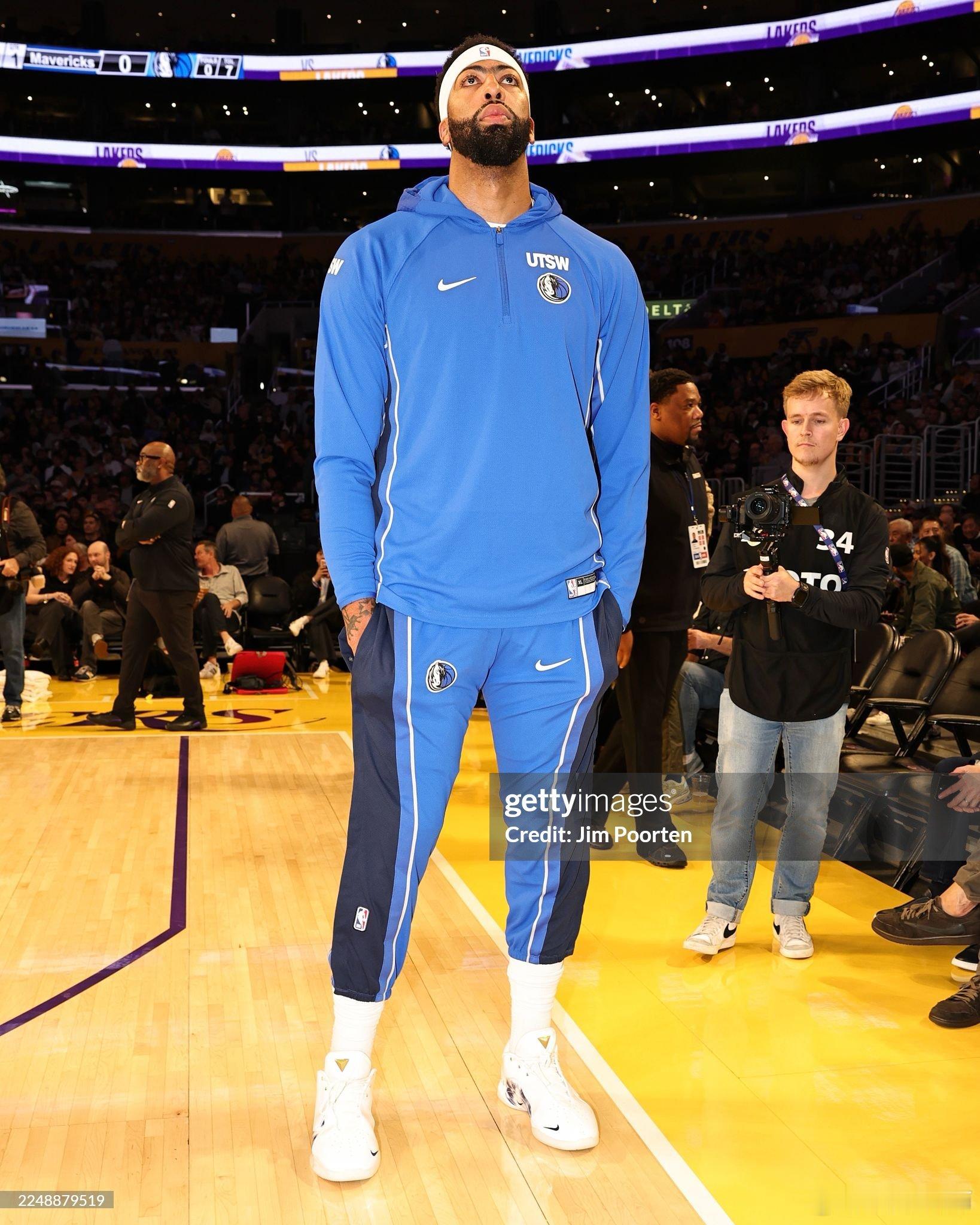 MFFL 据消息人士透露，公牛内部已经就如何推进引援计划进行了讨论，提到了戴维斯