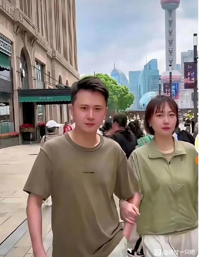央视主持人杨帆和妻子同游上海，这夫妻相也太绝了吧！
 
两人穿着同色系休闲装，挽