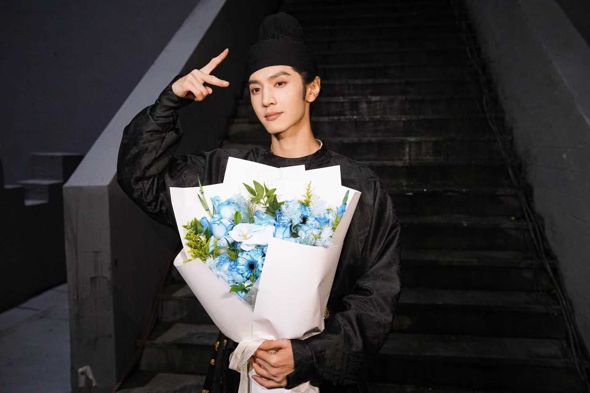 陈哲远《江山为聘》杀青照来啦！杀青大吉，期待早日和英寡见面啊！ 