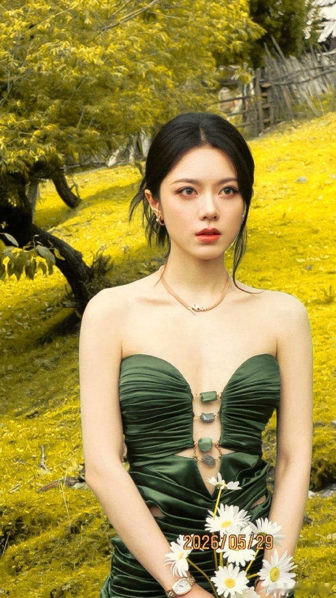 赵今麦水上打坐 vogue活动好有松弛感的麦！！ 