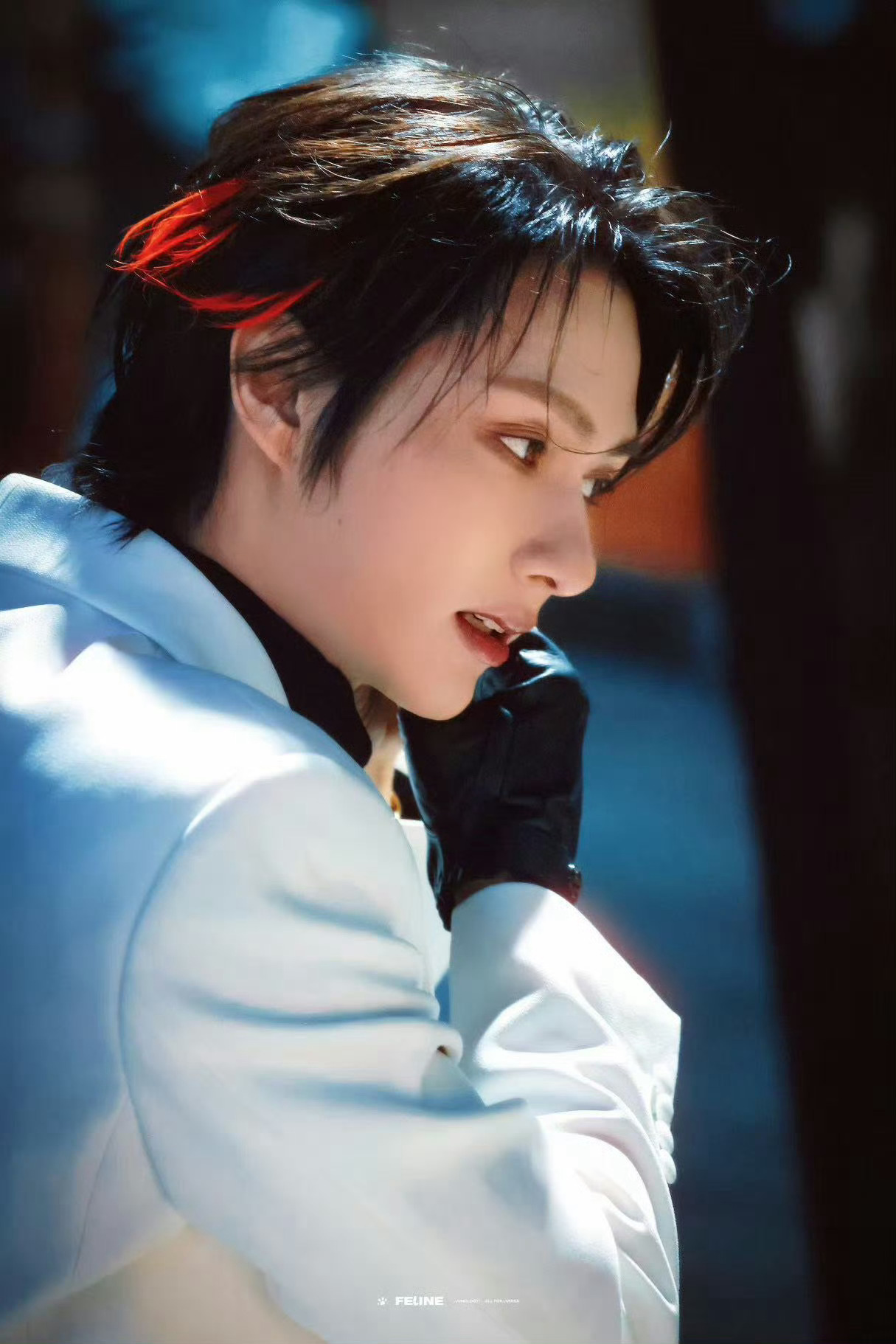 文俊辉风格大变 谁能拒绝文俊辉这样的风格大变啊！白色燕尾服+黑色手套+红发挑染，