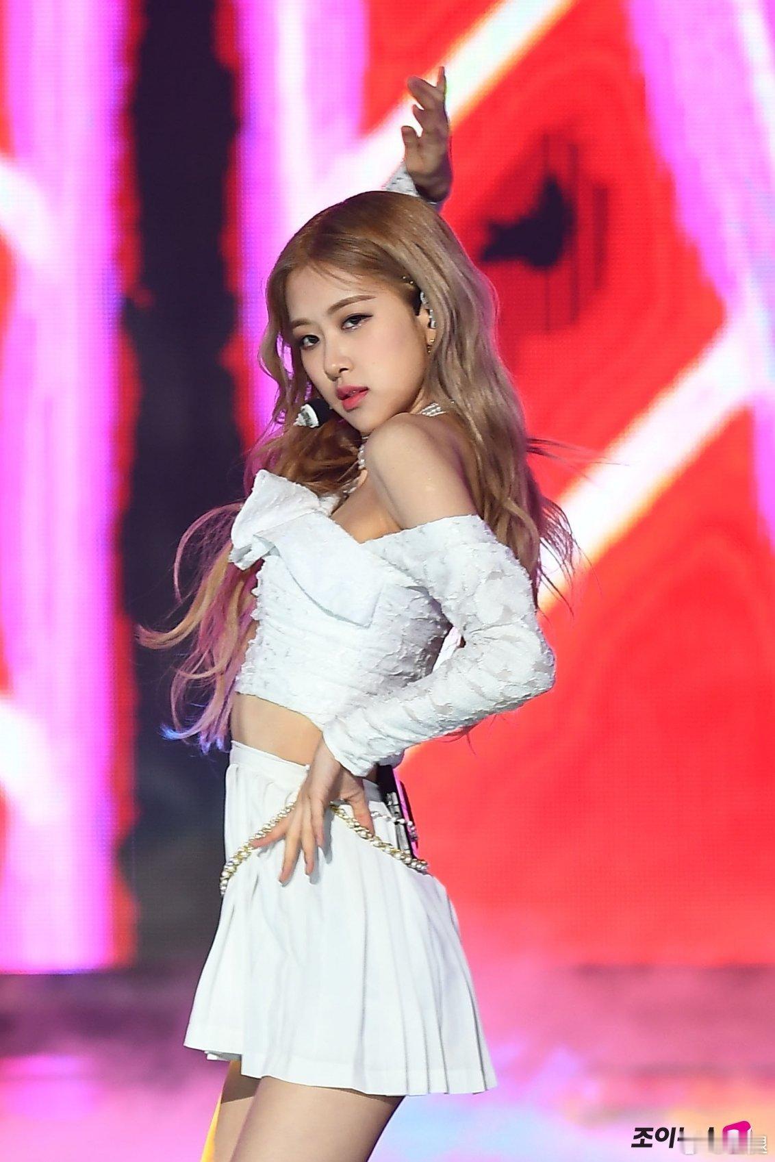 朴彩英 💃🏻 舞台上的ROSÉ好美，连头发丝都好会撩 ​​​