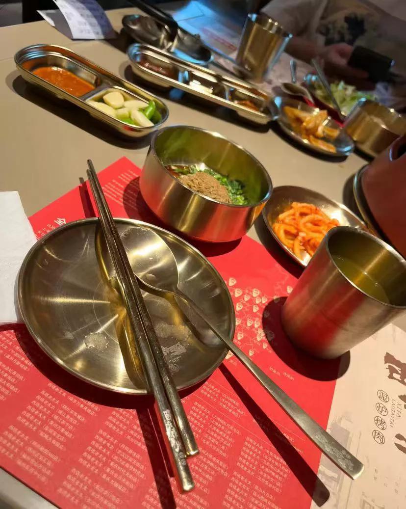 谁懂啊?我问服务员:有没有陶瓷餐具不锈钢的太难受了我浑身起鸡皮疙瘩